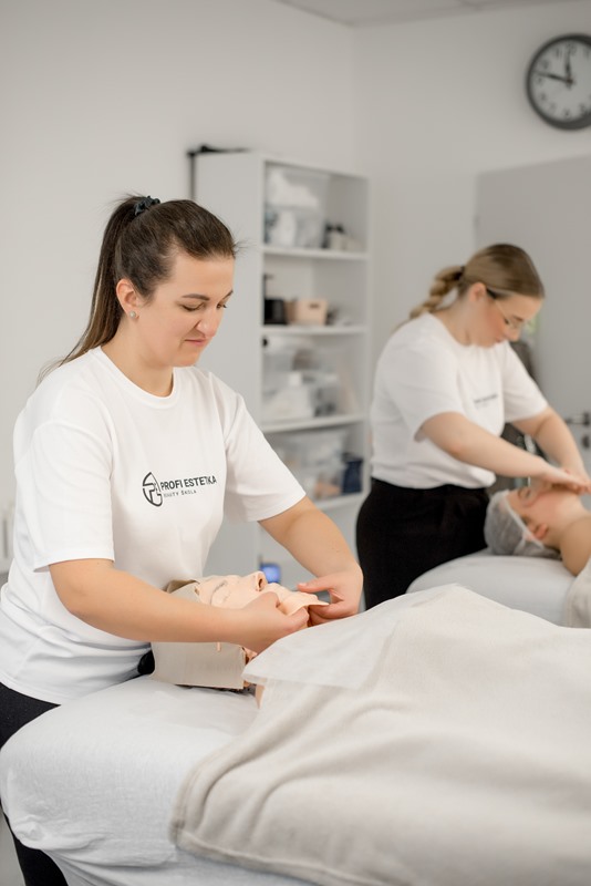 Kosmetik / Kosmetička s rozšířenými moduly o chemický peeling, liftingová masáž, brow master