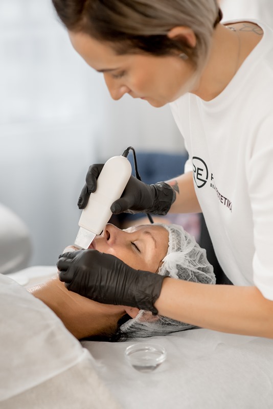 Kosmetik / Kosmetička se specializací na přístrojová ošetření